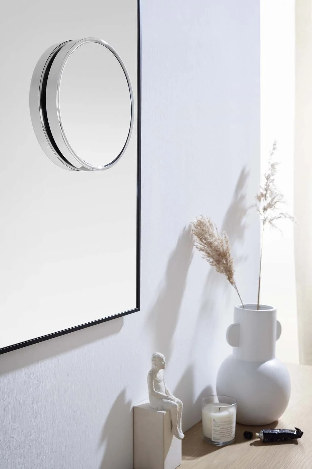 Emco Pure Rasier-/Kosmetikspiegel 109400120 Ø 229 Mm, 3-fach, Rund, Höhenverstellbar, Standspiegel, Chrom 6 Emco Pure Rasier-/Kosmetikspiegel 109400120 Ø 229 Mm, 3-fach, Rund, Höhenverstellbar, Standspiegel, Chrom – Bild 4