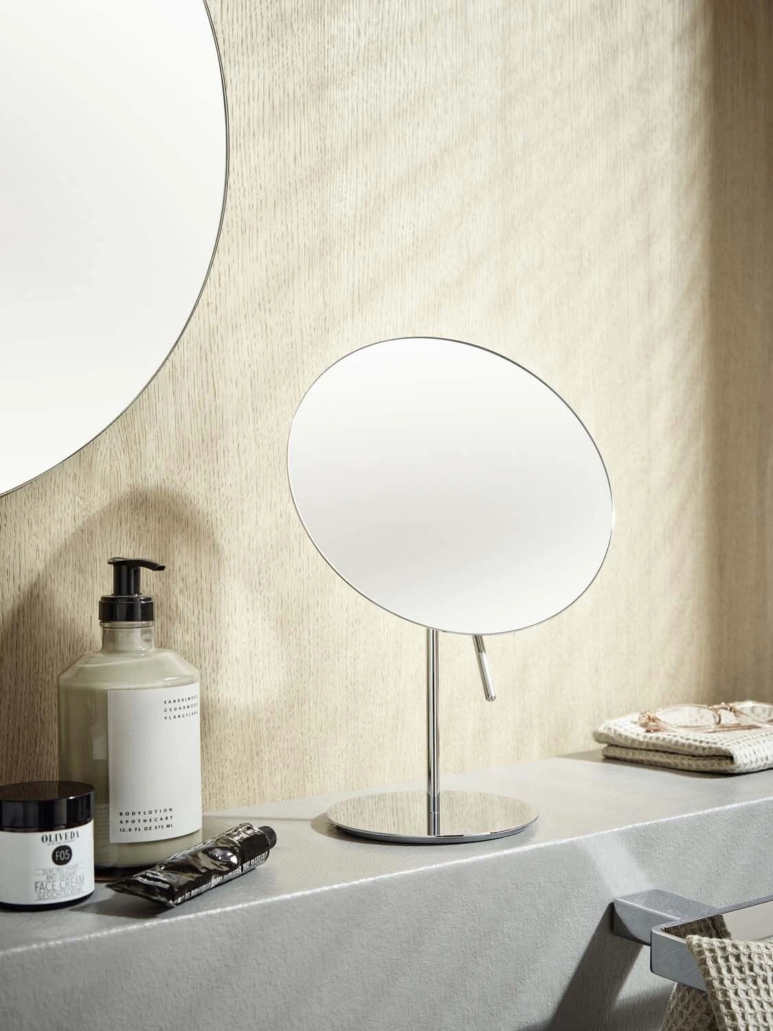 Emco Pure Rasier-/Kosmetikspiegel 109400120 Ø 229 Mm, 3-fach, Rund, Höhenverstellbar, Standspiegel, Chrom 7 Emco Pure Rasier-/Kosmetikspiegel 109400120 Ø 229 Mm, 3-fach, Rund, Höhenverstellbar, Standspiegel, Chrom – Bild 5