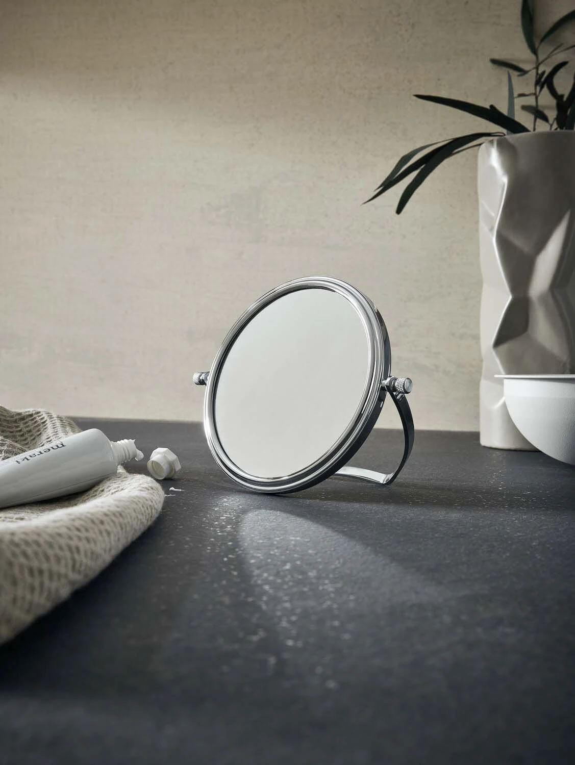 Emco Pure Rasier-/Kosmetikspiegel 109400120 Ø 229 Mm, 3-fach, Rund, Höhenverstellbar, Standspiegel, Chrom 8 Emco Pure Rasier-/Kosmetikspiegel 109400120 Ø 229 Mm, 3-fach, Rund, Höhenverstellbar, Standspiegel, Chrom – Bild 6